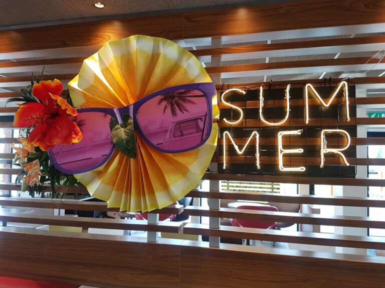 Zomer decoratie MC Donalds Heerenveen